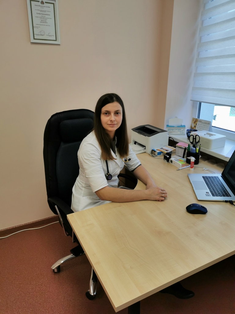 Ksenija Konstantinova, ģimenes ārste: “Vakcinētiem cilvēkiem saslimstot, slimība tiek pārslimota vieglāk, principā bez blaknēm. Vakcinācija nepasargā no saslimšanas, bet no smagas slimības gaitas un blaknēm.”
Autors: no personīgā albuma