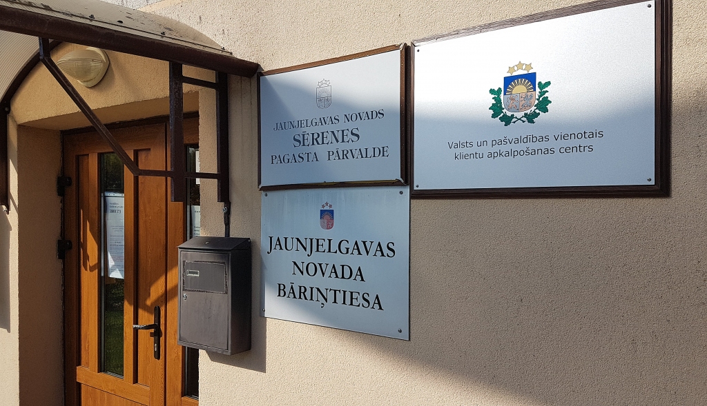 Joprojām vecās. Plāksnes pie Sērenes pagasta pārvaldes ar nekorektu informāciju.