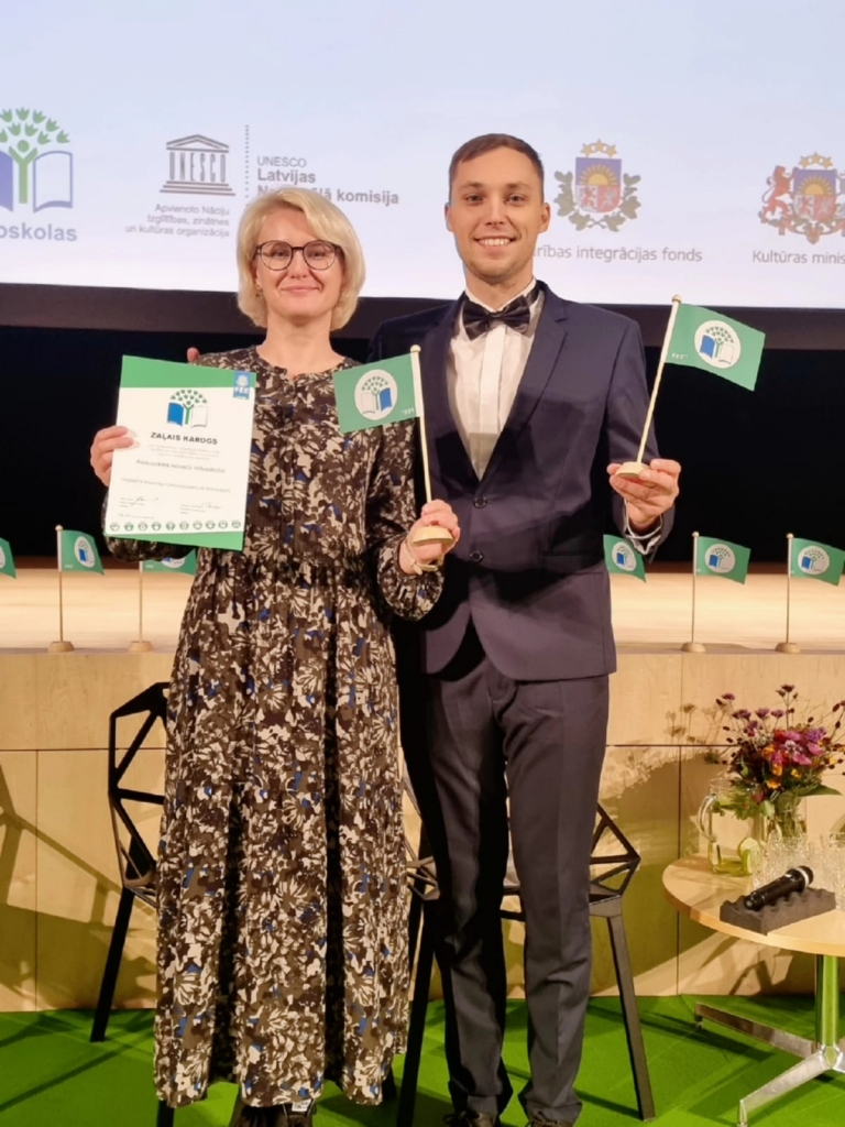 LIELISKI SASNIEGUMI. Apbalvošanas pasākumā Aizkraukles novada vidusskolas skolotāja Jekaterina Blaua un  Ekoskolu programmas vadītājs  Daniels Trukšāns.
Autors: no Aizkraukles novada vidusskolas