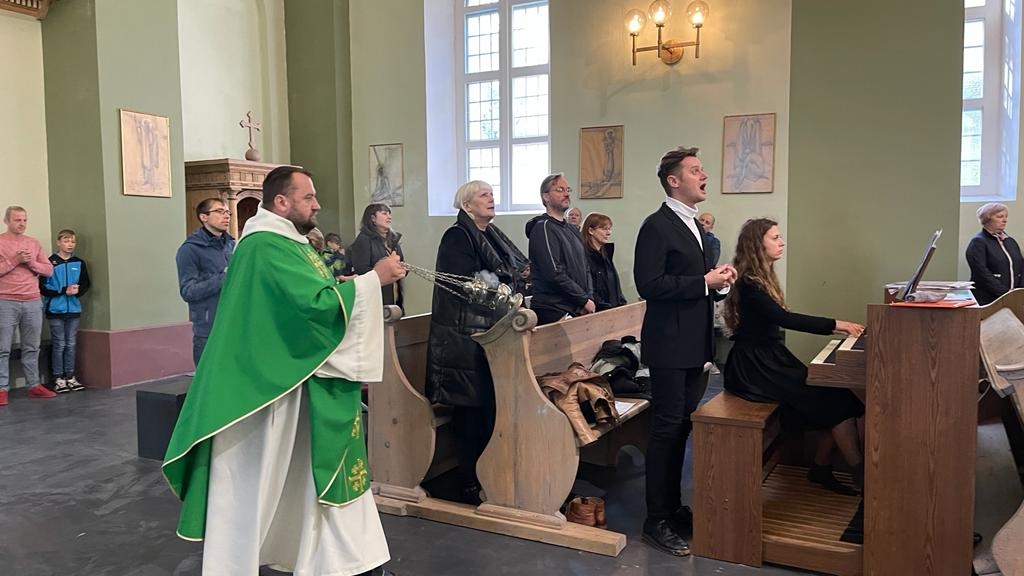 Sirsnīgs  un muzikāls dievkalpojums. Tas, ka priestera Andreja Mediņa vadītie dievkalpojumi ir sirdi skaroši, dzirdēts ne no viena vien, taču, ja tos vēl papildina talantīgu mākslinieku tandēms — ērģelniece  Simona Sunepa un tenors Juris Vizbulis —, kā tas bija aizvadītajās brīvdienās, tad tiek gūts dubults baudījums. Juris Vizbulis regulāri koncertē Latvijā un ārvalstīs, piedāvājot klausītājiem garīgās mūzikas programmas balsij un ērģelēm, kā arī kamermūzikas koncertus. Sadarbībā ar franču ērģelniekiem  notikuši arī viņa koncerti Francijas baznīcās.
Autors: Žanna Žaka