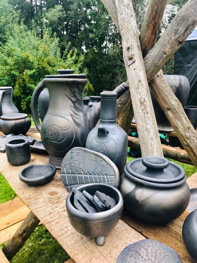 Pirmais cepiens jau “aizgājis tautās”, un nu pamazām top trauki otrajam cepienam.
Autors: no Ināras Ozoliņas albuma