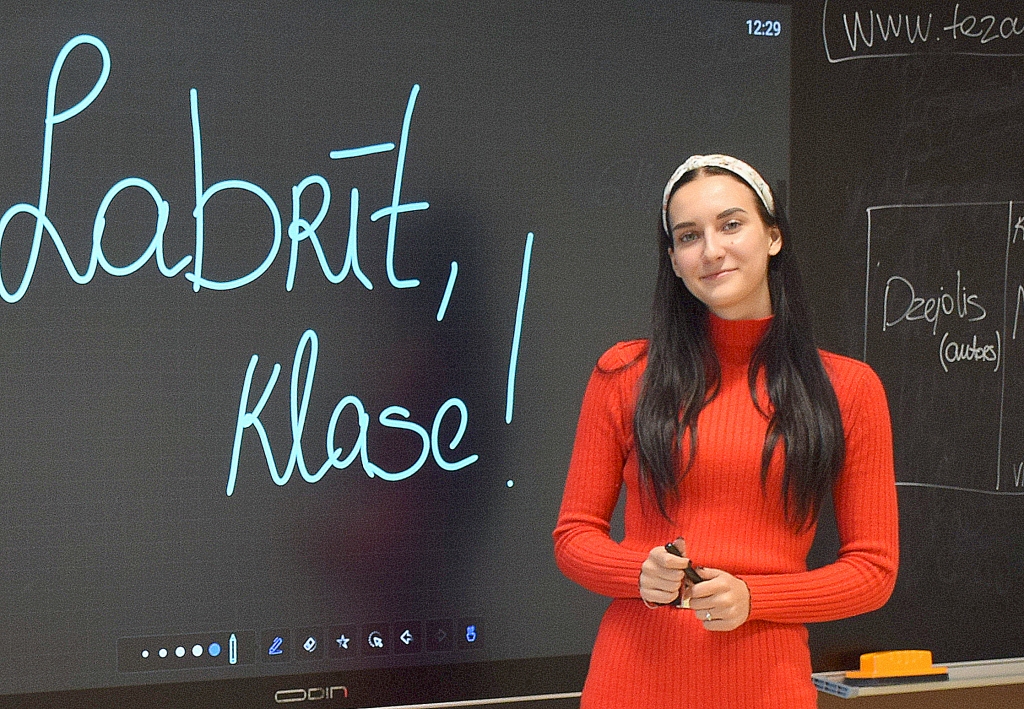 Skolotāja un studente. Par latviešu valodas un literatūras skolotāju Aizkraukles novada vidusskolā Dženeta strādā pirmo gadu, pati būdama vēl Latvijas Universitātes 3. kursa studente.