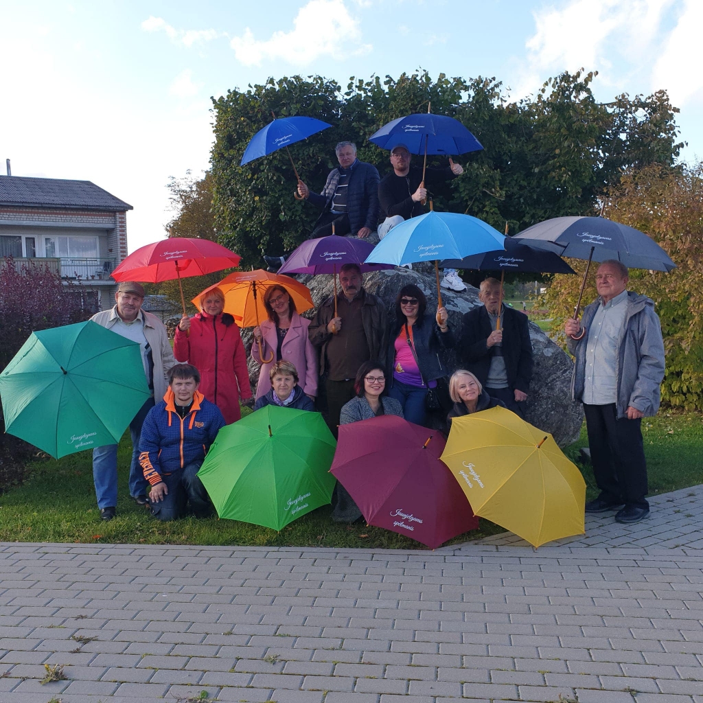 Amatierteātra kolektīvs “Jaunjelgavas Spēlmaņi” ar prieku spēlē un izspēlē teātri tuvākās un tālākās Latvijas vietās. Aizvadītajā nedēļā viņi  piedalījās Starpnovadu IX amatierteātru festivālā “Teātra karuselis 2021” Druvā, kur ar  E. Sniedzes lugu “Tie paši oši” Kārļa Lišmaņa režijā žūriju iepriecināja tā, ka ieguva festivāla ceļojošo galveno balvu.  Mājinieki, Druvas amatierteātris, festivāla laikā atzīmēja arī savu 70 gadu jubileju! “Druvenieki mūs fantastiski uzņēma, pacienāja, iegrieza dejas virpulī un vienoja dziesmās,” tā sajūsmā par festivālu “Facebook” raksta jaunjelgavieši.
Autors: no Facebook.com lapas “Jaunjelgavas Spēlmaņi”