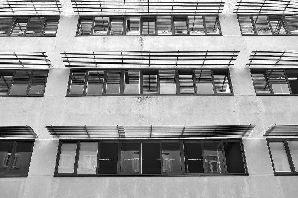 Lai pareizi izvēdinātu telpu, ieteicams logus atvērt plaši, bet uz īsu laiku, un pašam iziet no telpas, lai nesaaukstētos.
Autors: Dainis Ģelzis