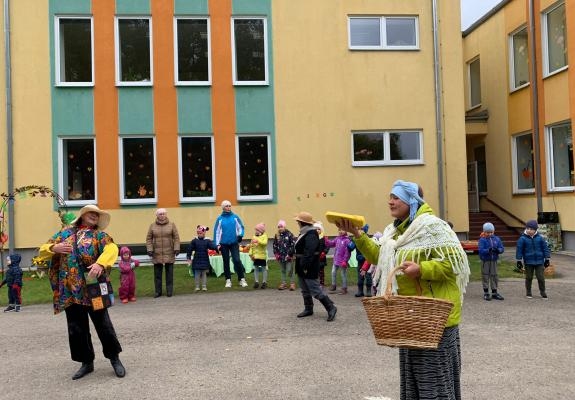 Mācās latviskās tradīcijas. Miķeļdiena bagātīgi aizvadīta Pļaviņu apvienības pārvaldes pirmsskolas izglītības iestādēs. Miķeļi ir arī Jumja svētki, un bērnudārza “Jumītis” bērni kopā ar darbiniekiem iestādes pagalmā izveidoja krāsainu Jumja vainagu. Izdziedātas rudens dziesmas, un izdejoti rudens danči, baudīta maize un šī gada medus. Savukārt “Jumīša” filiālē “Bērziņš” bērnus Miķeļdienas rītā sagaidīja Rudens vīriņš, Miķeļdienas saimniece un pats Miķelītis, kopīgi izzinot Miķeļdienas tradīcijas, ejot rotaļās un piedaloties rudens velšu tirdziņā. Naudas vienība tajā bija dabas materiāli, no kuriem beigās izveidota skaista kompozīcija, bet rudens labumi nonāca virtuvē.  Arī otrā “Jumīša” filiālē “Zīļuks” Vietalvā ar bērniem pārrunātas Miķeļdienas tradīcijas, dziedātas tautasdziesmas, izspēlētas rotaļas un veidotas glezniņas no pašu savāktajiem dabas materiāliem.
Autors: no pirmsskolas izglītības iestādes “Jumītis” ar filiālēm