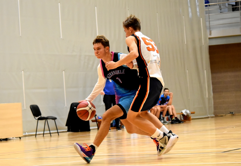 Ceļā uz grozu. Vienības “Aizkraukle” spēlētājs Matīss Skudrovs ceļā uz pretinieku grozu.