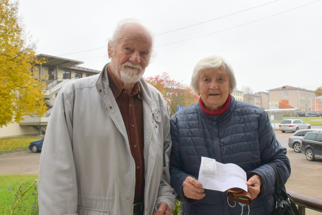 PIRMIE.  Preses izdevumu abonēšanas kampaņa nākamajam gadam sākās piektdien, 1. oktobrī. Jau  no paša rīta šajā dienā “Staburagu” 2022. gadam abonēja pensionētie skolotāji Biruta un Edgars Murāni no Skrīveriem.  Vairāk par preses abonēšanas kampaņu lasiet 8. lappusē.
Autors: Imants Kaziļuns