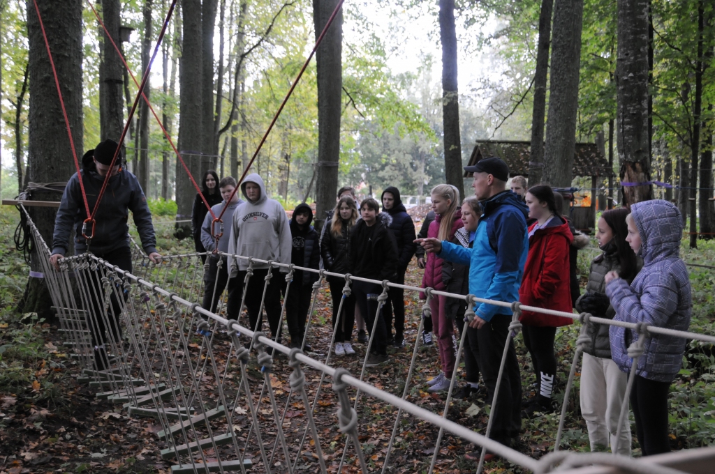 Tūrisma dienā Ērberģes parkā varēja izmantot sporta aktivitāšu piedāvājumu — virvju šķēršļu taku.