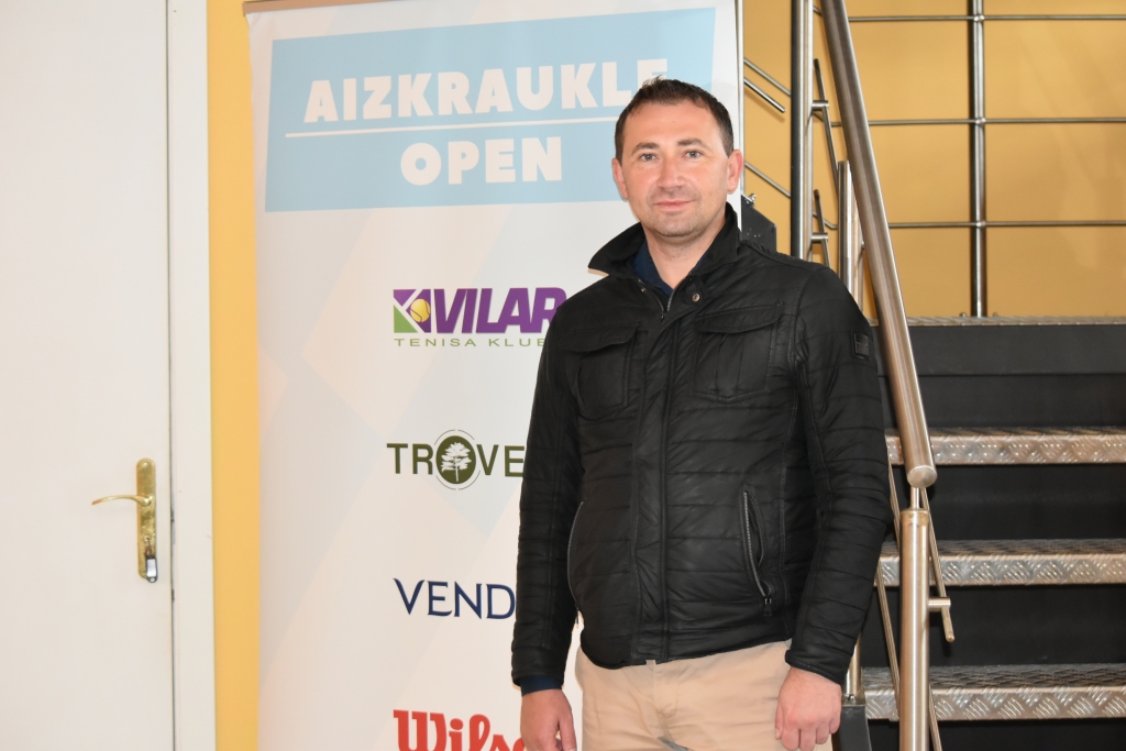 IR VISS VAJADZĪGAIS. Sacenību galvenais tiesnesis Andrejs Ahrameiko no Baltkrievijas teic, ka Aizkraukles tenisa hallē ir visi nepieciešamie apstākļi starptautisku tenisa turnīru norisei, tajā skaitā labi tiesnešu darba apstākļi.