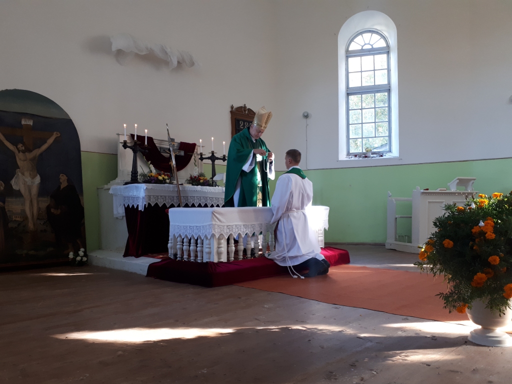 Daugavpils bīskaps Einārs Alpe pasniedza Ērberģes luterāņu draudzes mācītājam Aigistam Pinkam amata krustu.
Autors: no Ērberģes luterāņu draudzes