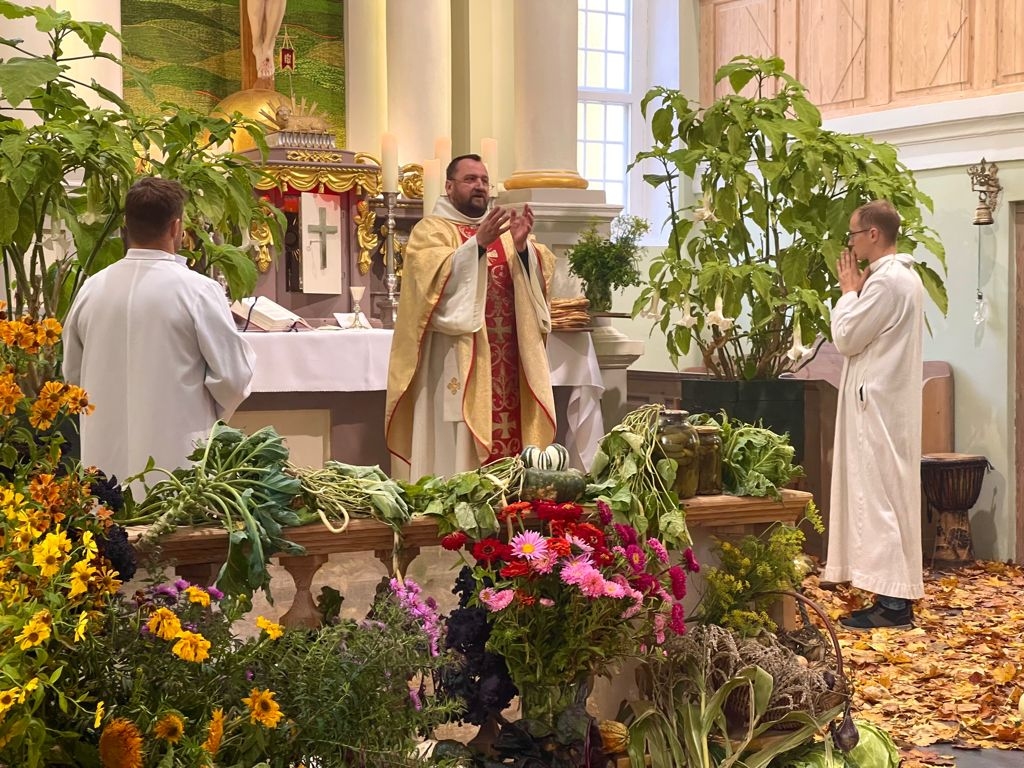 Pļaujas svētku dievkalpojumā Kurmenes baznīcā bija neierasts noformējums. Zeltaino lapu paklājs bija kā atgādinājums — rudens ir klāt!
Autors: Žanna Žaka