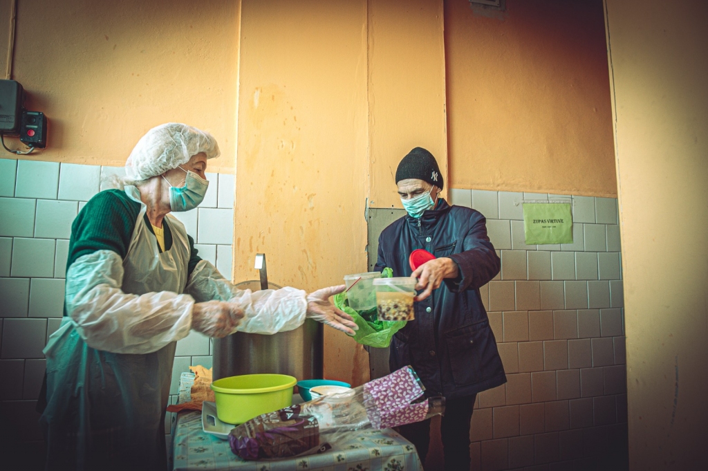 Lai labi garšo! Sandrai ēdienu pasniedz Jaunjelgavas novada Sociālā dienesta norīkotā darbiniece Jautrīte Glaudiņa.
Autors: Imants Kaziļuns