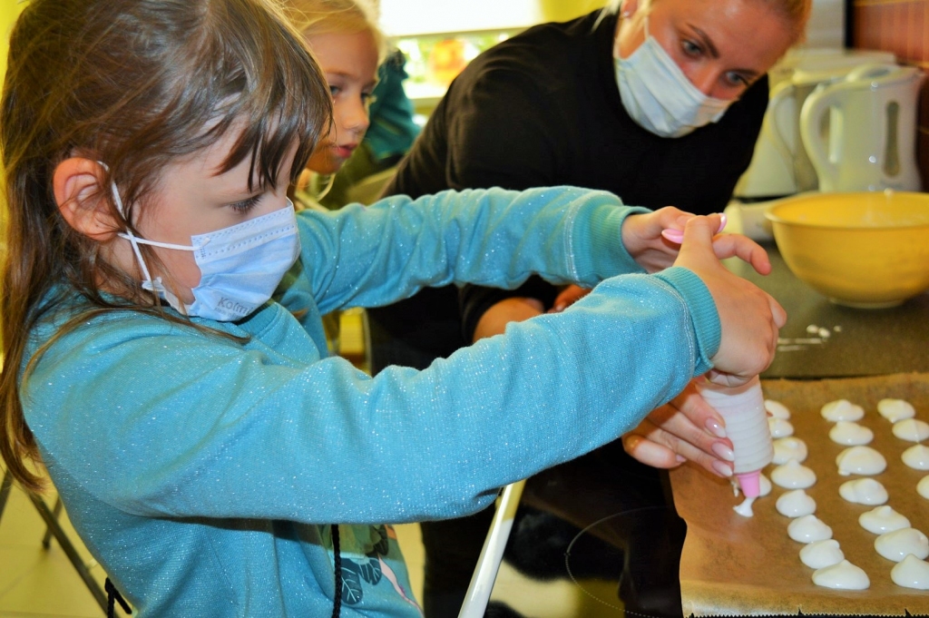 Meistarklase bērnu centrā. Oktobra otrajā piektdienā visā pasaulē jau vairāk nekā 20 gadu atzīmē Pasaules olu dienu, uzsverot šī pārtikas produkta nozīmi cilvēku uzturā. Par godu šim notikumam arī Pļaviņu bērnu centrā “Pepija” notika meistarklase, pagatavojot trīs olu desertus — biskvīta ruleti, smilšu cepumus un bezē cepumus. Bērni guva lielāku izpratni par olu uzturvērtību un produkta plašo lietojumu uzturā, mācījās gatavošanas procesu un kultūru virtuvē. Kārumi izdevās un visiem garšoja lieliski.
Autors: no Pļaviņu bērnu centra “Pepija”