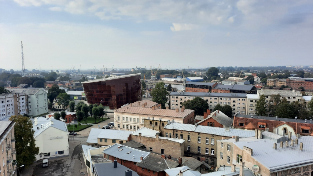 SKATS UZ PILSĒTU no Svētās Trīsvienības katedrāles torņa skatu laukuma.