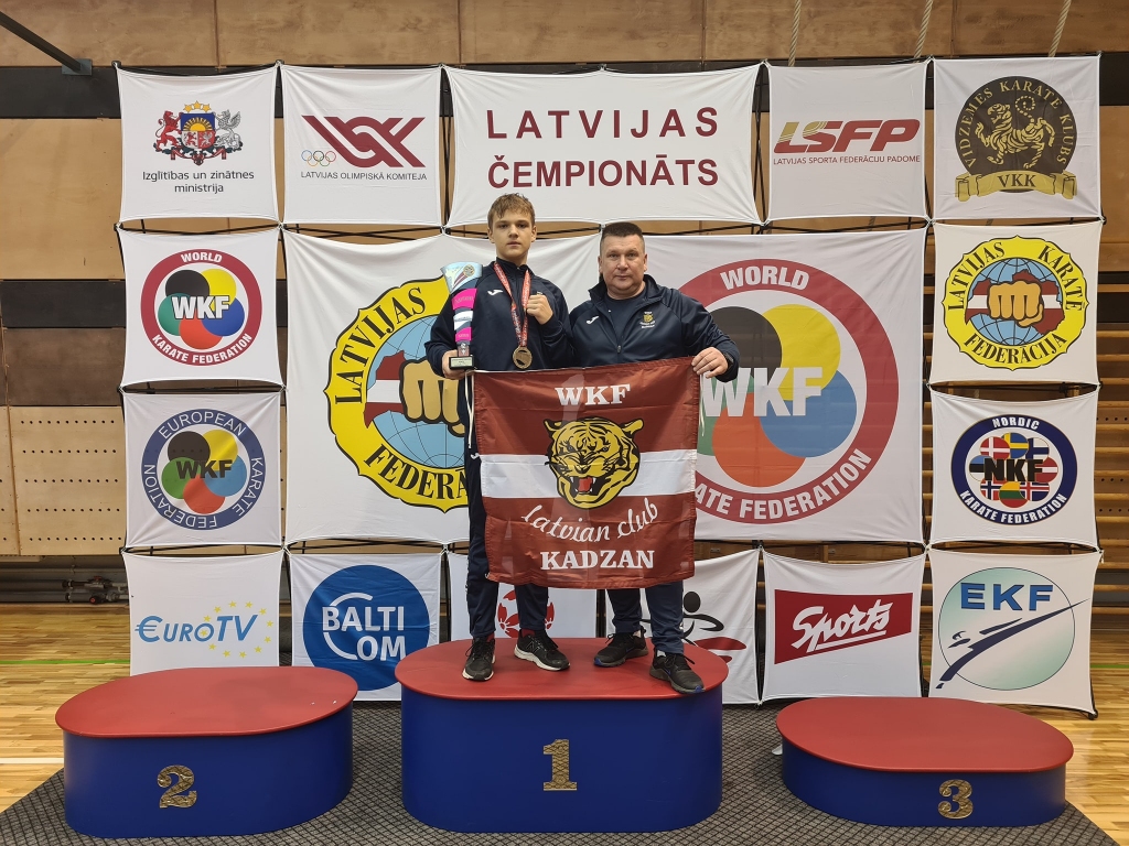 Godam pelnīta uzvara! Karatē kluba “Kadzan” sportists Renārs Dūniņš kopā ar treneri Igoru Fetkuļinu.
Autors: no personīgā albuma