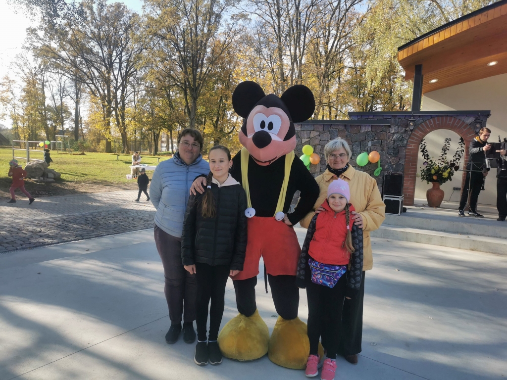 Ērberģes superģimene. Ligitas Eļļukas ģimene — mamma, vecmāmiņa un abas meitas. Šī ģimene apmeklē visus pasākumus pagastā un aktīvi tajos līdzdarbojas.
Autors: no biedrības “Ērberģietes”