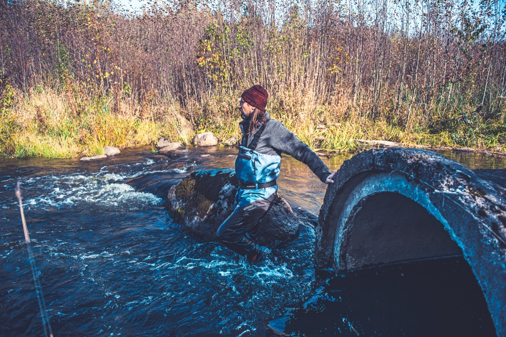 Iespaidīgs un dīvains objekts. Kaspars Abersons apskata betona caurteku Lauces upē.