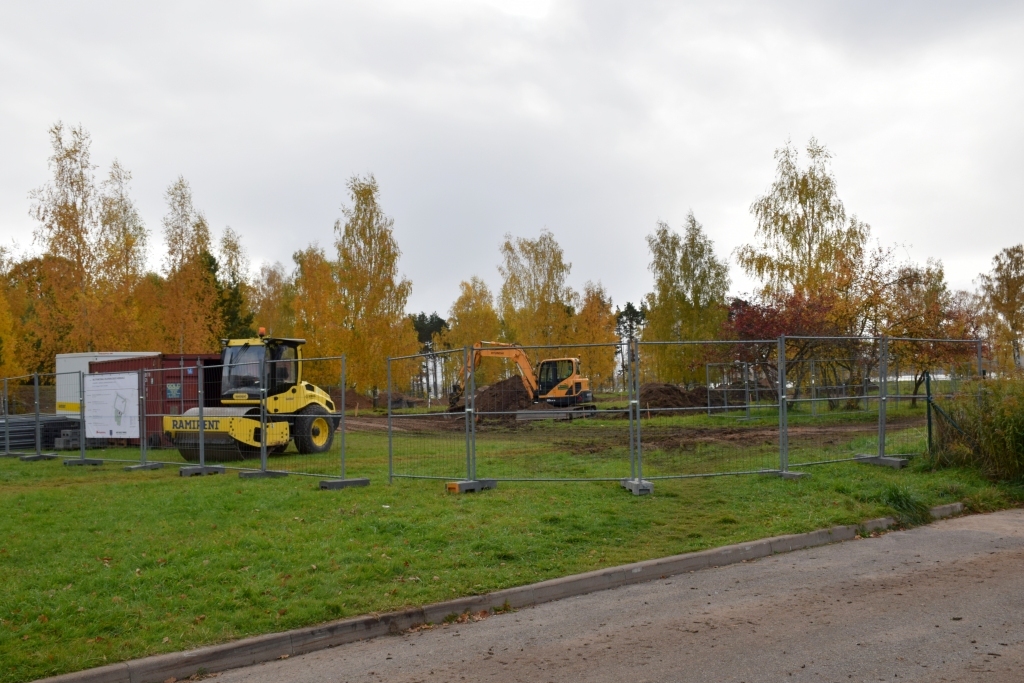Darbi sākušies! SIA “We Build Parks” strādnieki iežogojuši teritoriju, kurā pusgada laikā plānots izbūvēt mūsdienīgu veloparku.