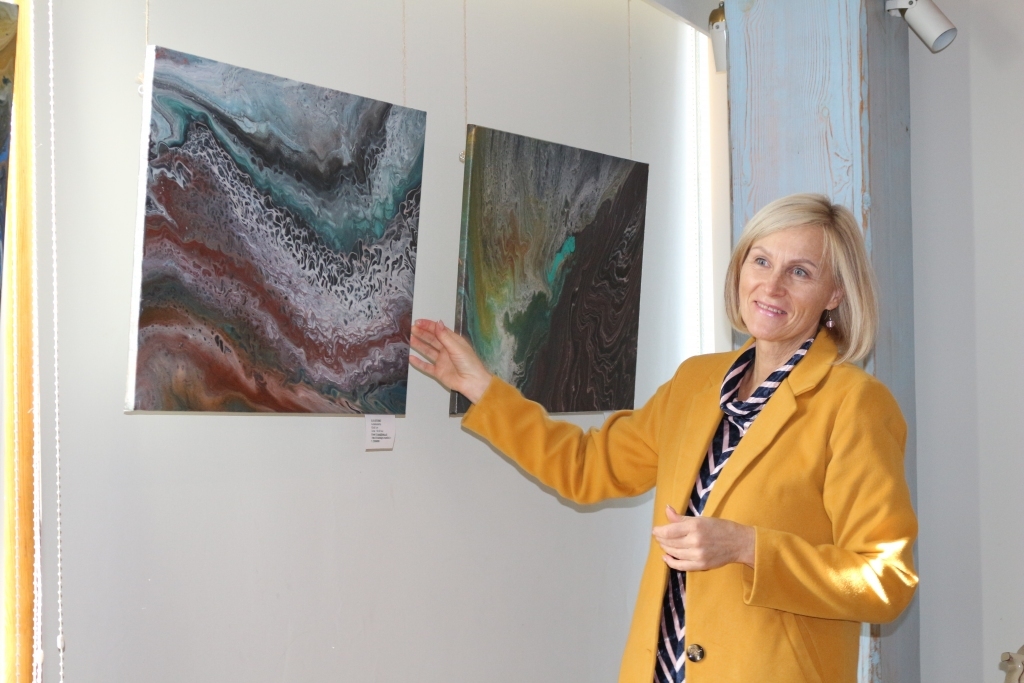 Fantastiska mākslas terapija — tā par krāsu liešanas un pludināšanas tehniku, kādā veidotas Ilvas Ievānes gleznas, saka to autore.