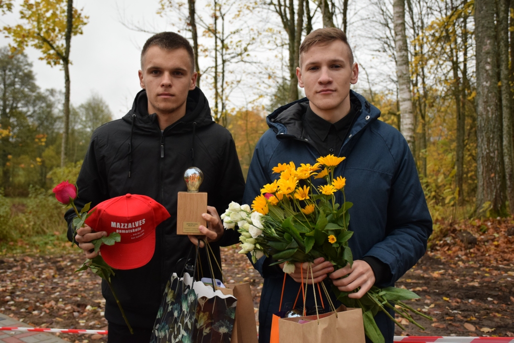 “Jaunatnes gada balvas” saņēmēji — Deivids Vanags (no kreisās) un Aivis Spēlmanis. Mazzalves pamatskolas absolventi, kas ar savu darbošanos spējuši aizraut arī pārējos jauniešus savā dzimtajā pusē, par ko viņiem lielu paldies saka viņu bijušie skolotāji, vietvaru vadītāji un visi, kuri šajā pusē, iedvesmojoties no Deivida un Aivja, aizrāvušies ar ielu vingrošanu un futbolu.
Autors: Agita Grīnvalde-Iruka