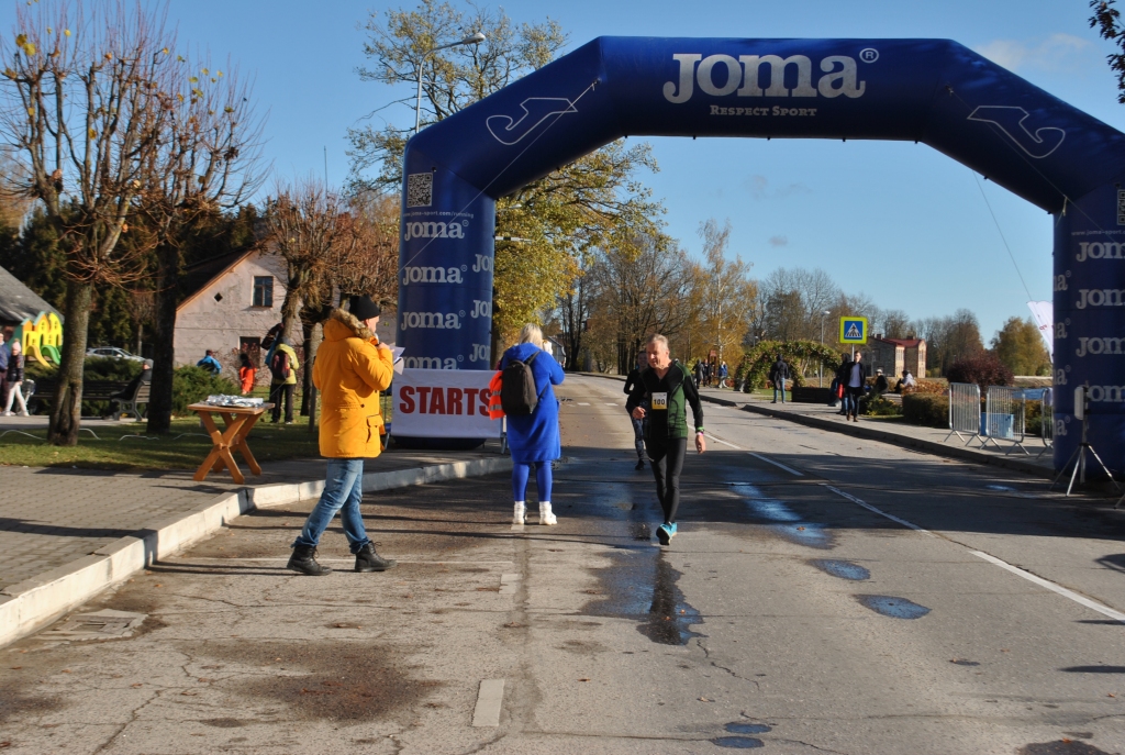 FINIŠĒ pļaviņietis Andris Bērziņš, kurš savā grupā 6 kilometru distancē ieguva 4. vietu.