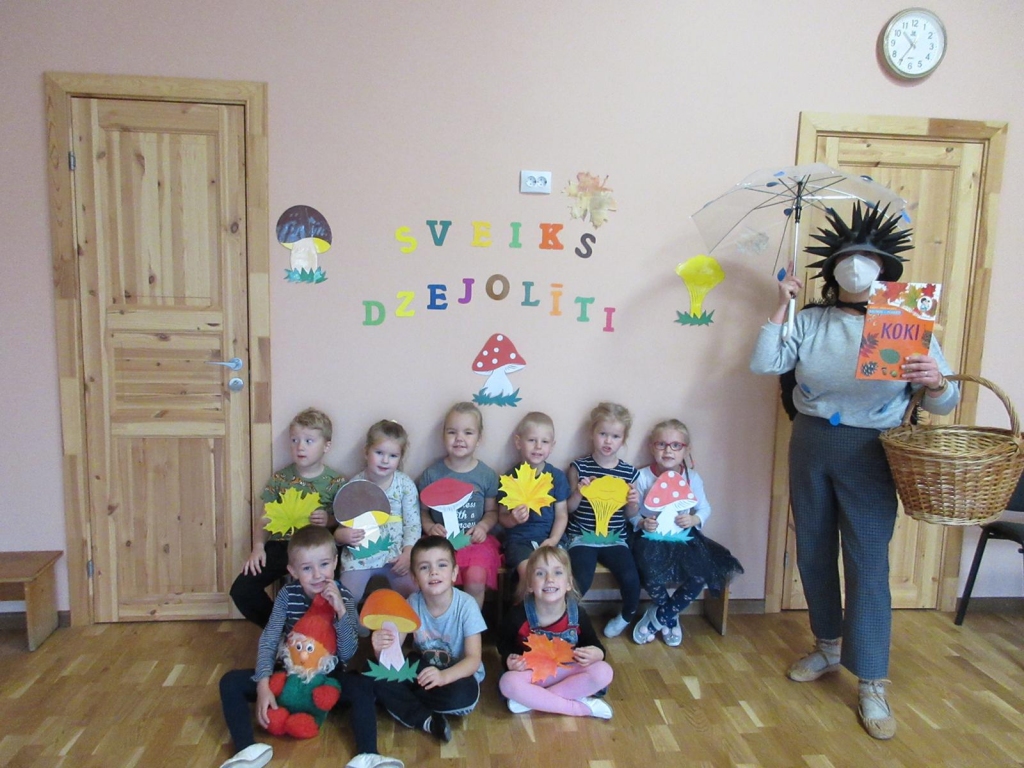 Izzina mežu. Pirmsskolas izglītības iestādes “Jumītis” filiālē “Bērziņš” Dzejas dienās vecāko grupu bērnus apciemoja radošais, jautrais un atraktīvais Ezis. Tematiskās nodarbības laikā bērni devās uz pasaku mežu un centās saskatīt tā visas jaukās lietas — krāsainās koku lapas, mirdzošās lietus lāses, meža zvēriņus un sēnes. Bērni skaitīja dzejoļus, dziedāja dziesmas, gāja jautrās rotaļās un draiskojās kopā ar Ezi.
Autors: no pirmsskolas izglītības iestādes “Bērziņš”