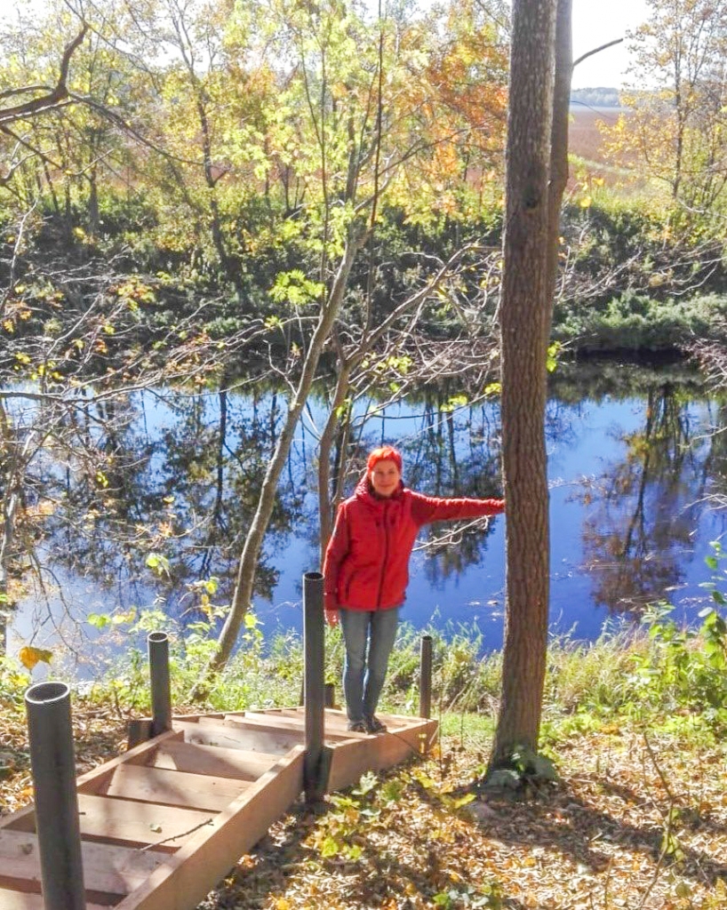 Kāpnes uz Mēmeli. Kurmenē, nepilnus 300 metrus no “Sarkanās skolas”, Mēmeles krastā, izveidotas kāpnes un skatu platforma. Sarmīte Ķīse, Kurmenes kultūras dzīves organizatore, stāsta, ka vieta labiekārtota, piedaloties pašvaldības projektā “Iedzīvotāji veido savu vidi”. Projektu iesniedza jauniešu mājas “Kur mani nes” saimniece Agita Krastiņa. Pašvaldība projektam piešķīra 800 eiro. Ar šo summu pietika, lai sadarbībā ar vietējiem uzņēmējiem un atsaucīgiem cilvēkiem no biedrības “Kalna svētību kopiena” izveidotu kāpnes un platformu. Lai objekts būtu pabeigts, vēl nepieciešami līdzekļi kāpņu margām.
Autors: no Sarmītes Ķīses albuma