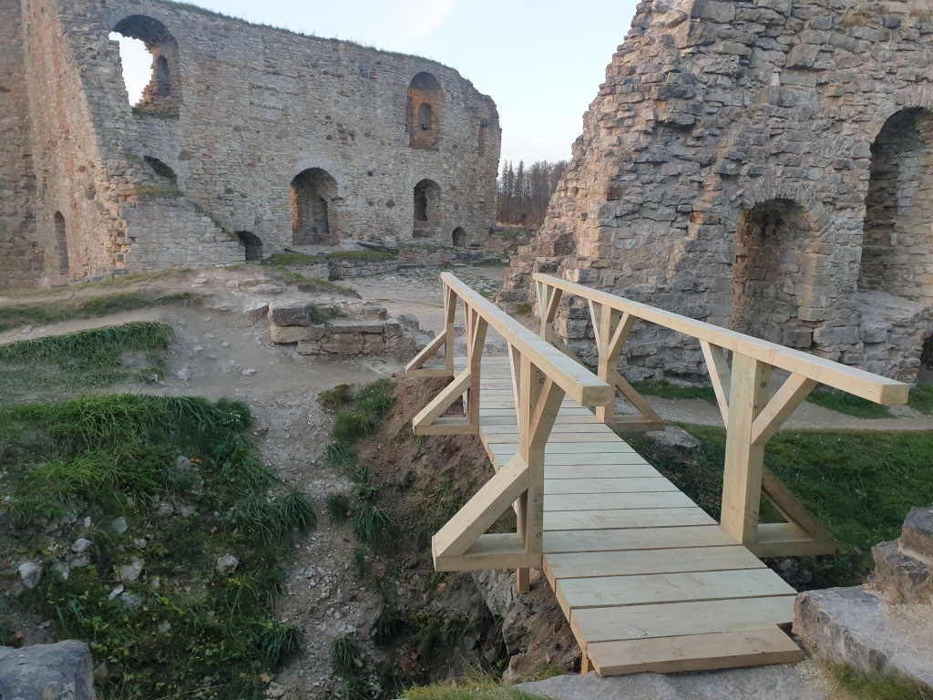 Jauns tiltiņš pilsdrupās. “Meža dienās 2021” Kokneses viduslaiku pilsdrupās uzstādīts jauns un izturīgs koka tiltiņš. Iepriekšējais koka tiltiņš tika demontēts, lai uzlabotu Kokneses viduslaiku pilsdrupu apmeklētāju drošību. Darbus veica SIA “GREENWOOD Ltd”. Kopējās projekta izmaksas ir 1966,24 eiro, no kuriem 700 eiro ir Meža attīstības fonda finansējums, 1266,24 eiro Kokneses apvienības pārvaldes finansējums, informē Kokneses apvienības pārvaldes projektu vadītāja Ieva Rusiņa.
Autors: no Kokneses apvienības pārvaldes