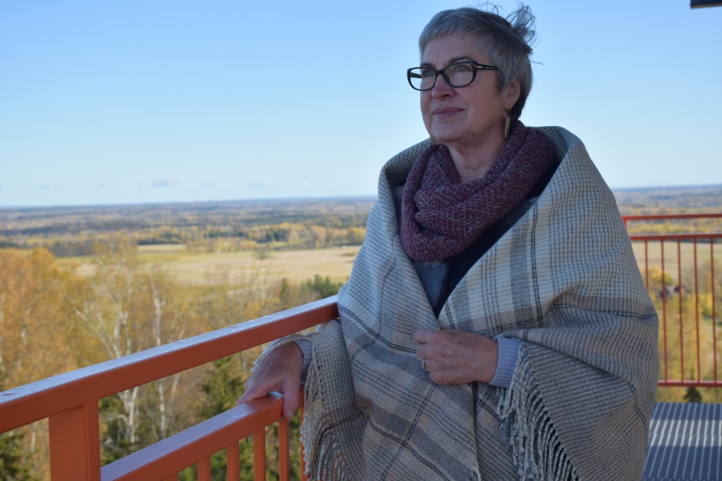 SILTI jaunajā lakatā koknesietei Annai Dzalbei ir arī Daborkalna skatu torņa virsotnē.