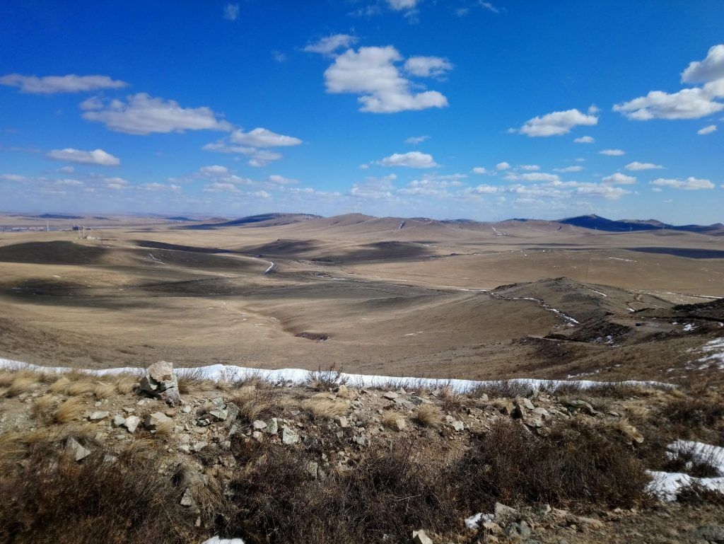 PĻAVĀS. Te nav koku — cik vien acis redz, apkārt plešas bezgalīgi lauki, kam vasarā jāpārtop par zaļzaļām pļavām.
Autors: no ceļotāju albuma