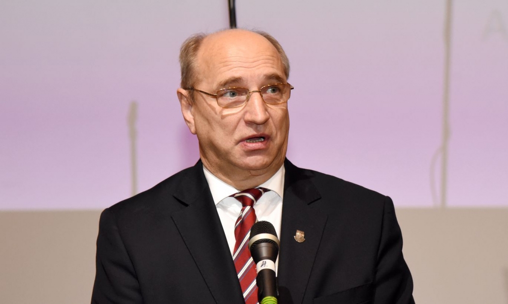 Aizkraukles novada domes priekšsēdētājs Leons Līdums piedalās Latvijas Pašvaldību savienības Novadu dienā Aizkrauklē, kurā diskutē par izglītības sistēmu Latvijā.
Autors: Leta