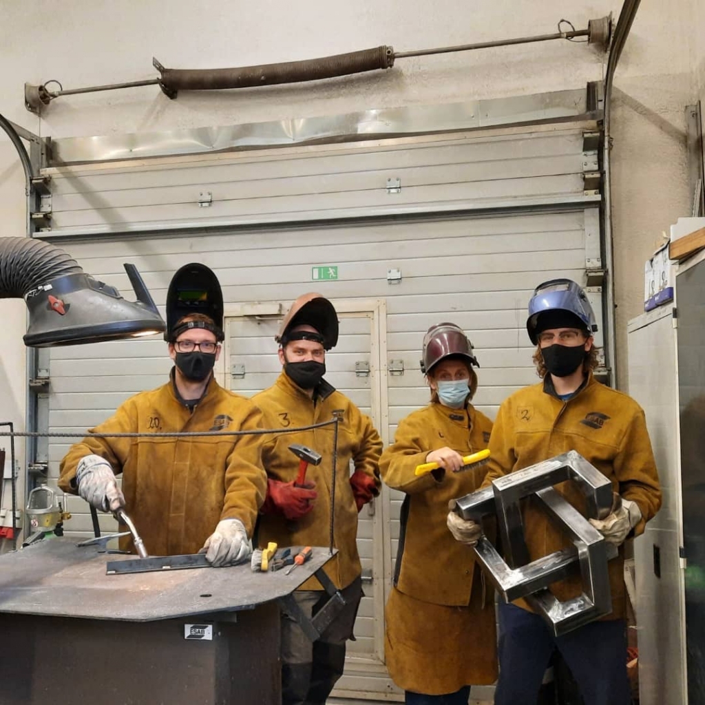 Aizvadītajā nedēļā Aizkraukles Profesionālās vidusskolas pieaugušo izglītības projektā iesaistītie metinātāji  pēc  veiksmīgi nokārtotā eksāmena saņēma kvalifikācijas apliecību. Teoriju —  metināšanas tehnoloģiju, materiālmācību, rasēšanu un darba aizsardzību — kursanti apguva attālināti, un  tas ļāva  mācības vieglāk savienot ar darba grafiku.  “Paldies par atsaucību un nodrošināto iespēju apgūt metināšanu! Iegūtās zināšanas man jau daudz ir noderējušas dažādos mājas darbos. Šos kursus noteikti ieteikšu saviem paziņām!” tā atzīst viens no kursantiem “Facebook” skolas mājaslapā.
Autors: no Aizkraukles Profesionālās vidusskolas “Facebook” lapas