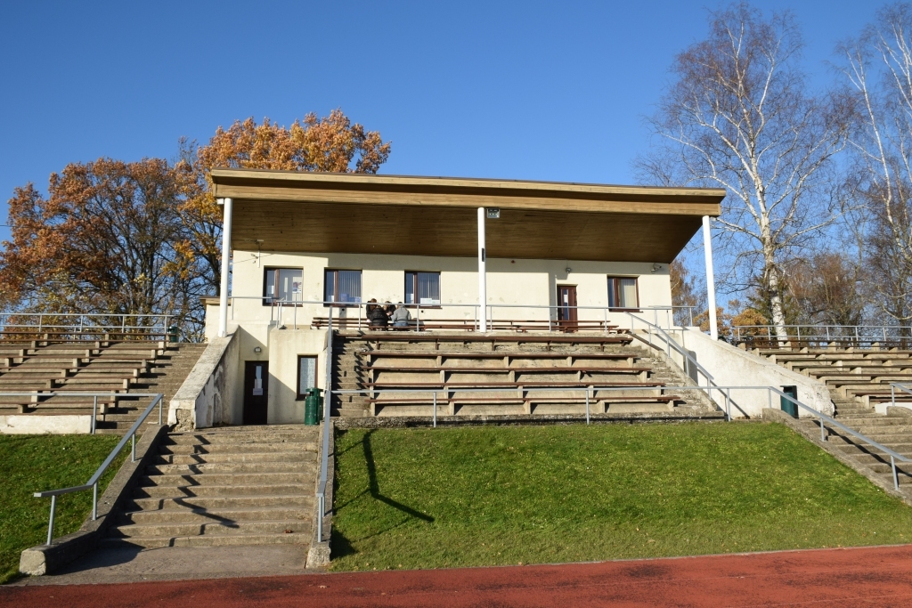Vakcinācijas punkts izvietots Aizkraukles stadiona ēkas ģērbtuvēs. Ieeja tajā ir no stadiona puses, izeja — no otras puses, kas ir vienā līmenī ar ielu un no kurienes var ienākt arī cilvēki ar kustību traucējumiem.