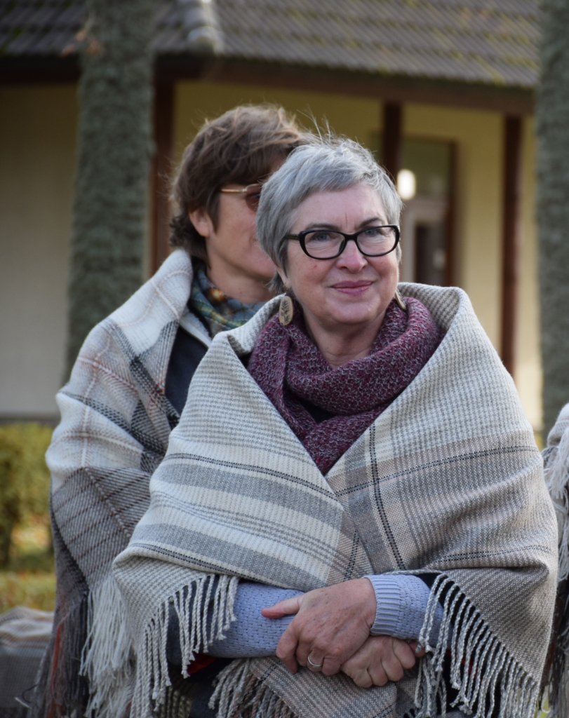 Anna Dzalbe lielo lakatu parādē Vīgantes parkā.
Autors: Elita Brovacka