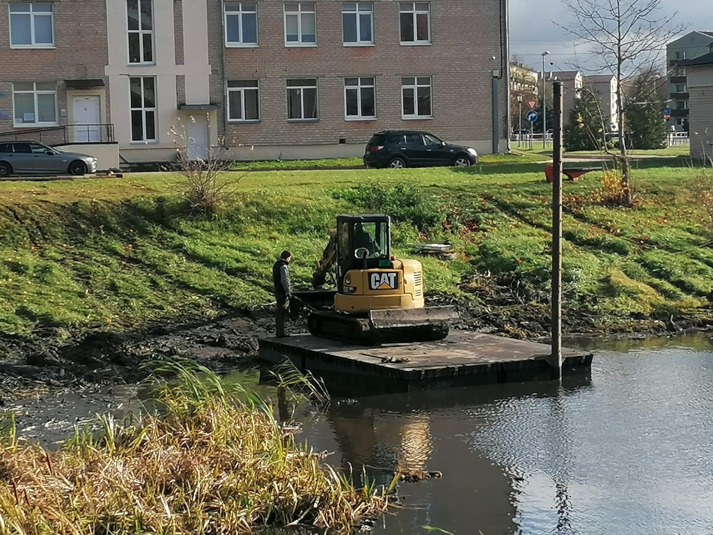 Aizkraukles pilsētas dīķī turpinās pērn iesāktie tīrīšanas darbi. Pirms gada ar speciālu tehniku izpļāva ūdenszāles. Šogad dīķī ievietots pontons, uz kura ir tehnika krastu tīrīšanai. Ar to izrok saknes un atbrīvojas no apaugumiem. Tāpat veiks gultnes attīrīšanu, izsūcot dūņas. Mēneša laikā paredzēts sakārtot dīķa krastus. Kaspars Sniedzītis, Aizkraukles novada domes izpilddirektora vietnieks, skaidro, ka dīķis aug ciet. Lai ūdenstilpe spētu pildīt savas funkcijas, to nepieciešams periodiski iztīrīt.
