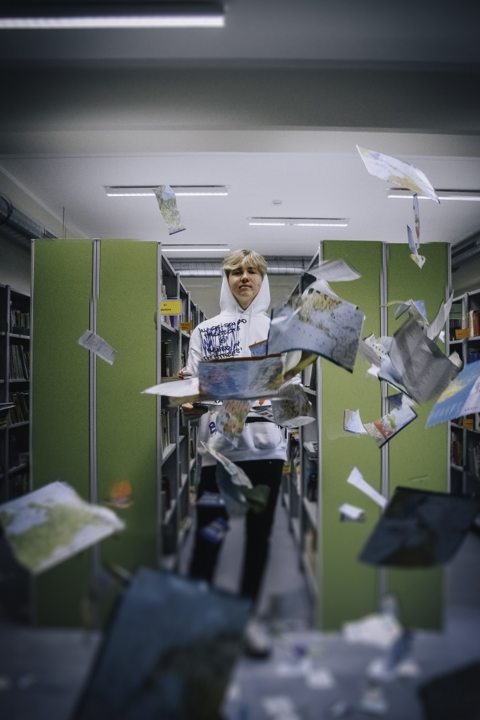 Mākslas vārdā upurē atlantu. Fotogrāfijas autors Kārlis Ieviņš neilgi pirms jaunās skolas apmeklējuma istabā pamanīja atlantu un izlēma to izmantot kā rekvizītu. Ideju realizēt palīdzēja attēlā redzamais Miks Reinars Kļaviņš.
Autors: no pulciņa arhīva