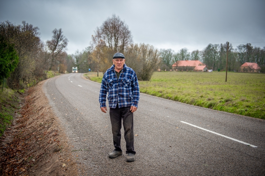 Veikta dubultā virsmas apstrāde uz valsts autoceļa, kas savieno Neretu ar Pilskalni. “Ceļam nav ne vainas,” saka neretietis Alberts Ašaks no “Pēteru” mājām. Viņš ikdienā  ar uzņēmuma “Cata” autobusu skolēnus no tuvākās apkaimes ved uz  Neretas Jāņa Jaunsudrabiņa vidusskolu. Alberts gan atzīst, ka ceļu ikdienā izmanto arī baļķvedēji no Lietuvas, tādēļ segums vietām jau pabojāts. Tomēr apstrādātais ceļš nozīmē, ka vasarā būs mazāk putekļu, jo valdošais dienvidvējš no Lietuvas puses zemes nes tieši uz “Pēteriem”.