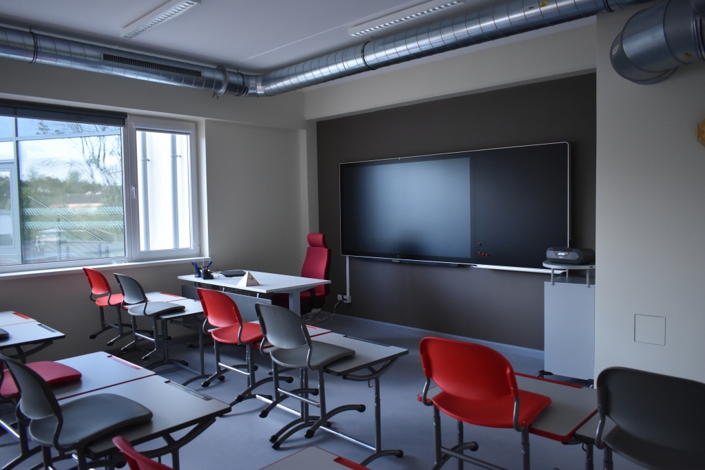 Šonedēļ skolu klases atkal piepildīja skolēni. Pagaidām jaunāko klašu, taču izglītības un zinātnes ministre Anita Muižniece uzskata, ka pēc 15. novembra mācības klātienē būtu jāsāk visiem skolēniem.
Autors: no “Staburaga” arhīva