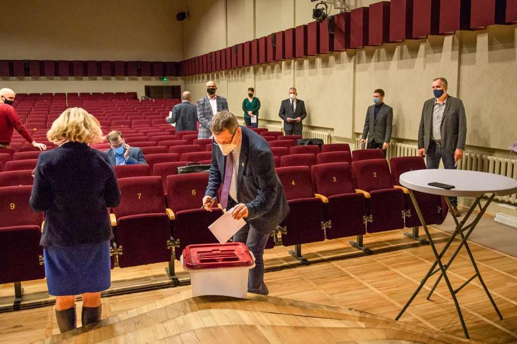 Klātienē un distancējoties. Savu vēlēšanu zīmi urnā met Aizkraukles novada domes priekšsēdētāja vietnieks Dainis Vingris.