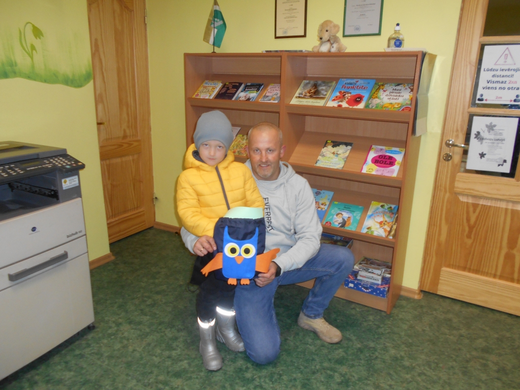 Pļaviņu bērnu bibliotēkā noslēdzies Latvijas Nacionālās bibliotēkas Bērnu literatūras centra veidotais projekts “Grāmatu starts” pirmsskolas vecuma bērniem. Tajā šogad iesaistījās desmit četrgadnieki un viņu vecāki. Projekta gaitā no aprīļa katru mēnesi notika pasākums, kurā bērni iepazina grāmatas un lasītprieku, pārrunāja izlasīto un iesaistījās citās aktivitātēs. Ierobežojumu dēļ daļa tikšanos notika attālināti, arī projekta noslēgums. Tomēr, neraugoties uz to, visi dalībnieki saņems diplomus, kā arī Latvijas Nacionālās bibliotēkas atbalsta biedrības un Pļaviņu apvienības pārvaldes finansētās dāvaniņas — mugursomiņas ar pūcīti, grāmatiņu, mīksto rotaļlietu. Pļaviņu bērnu bibliotēka projektā “Grāmatu starts” piedalās jau trešo gadu un arī turpmāk vēlas turpināt šo tradīciju, kā arī tikties ar saviem lasītājiem klātienē pēc 15. novembra.
Autors: no Pļaviņu bērnu bibliotēkas