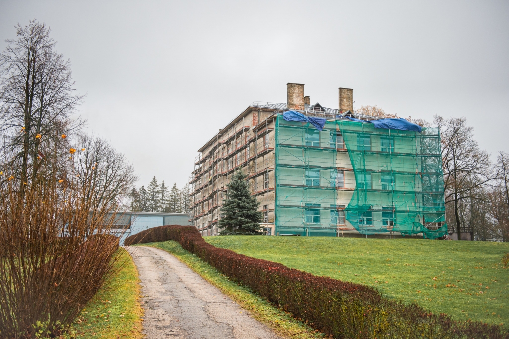 Neretā remontē Neretas Jāņa Jaunsudrabiņa vidusskolas fasādi. Remonts finansēts vēl no Neretas novada pašvaldības līdzekļiem. Rolands Klibiķis, Neretas apvienības pārvaldes vadītāja funkciju veicējs, stāsta, ka pēc iepirkuma izsludināšanas no visiem pretendentiem zemāko cenu piedāvājis uzņēmums no Daugavpils. Darbu kopējās izmaksas bez pievienotās vērtības nodokļa ir 72 tūkstoši eiro. Būvnieki darbus sola paveikt līdz šī gada beigām.
