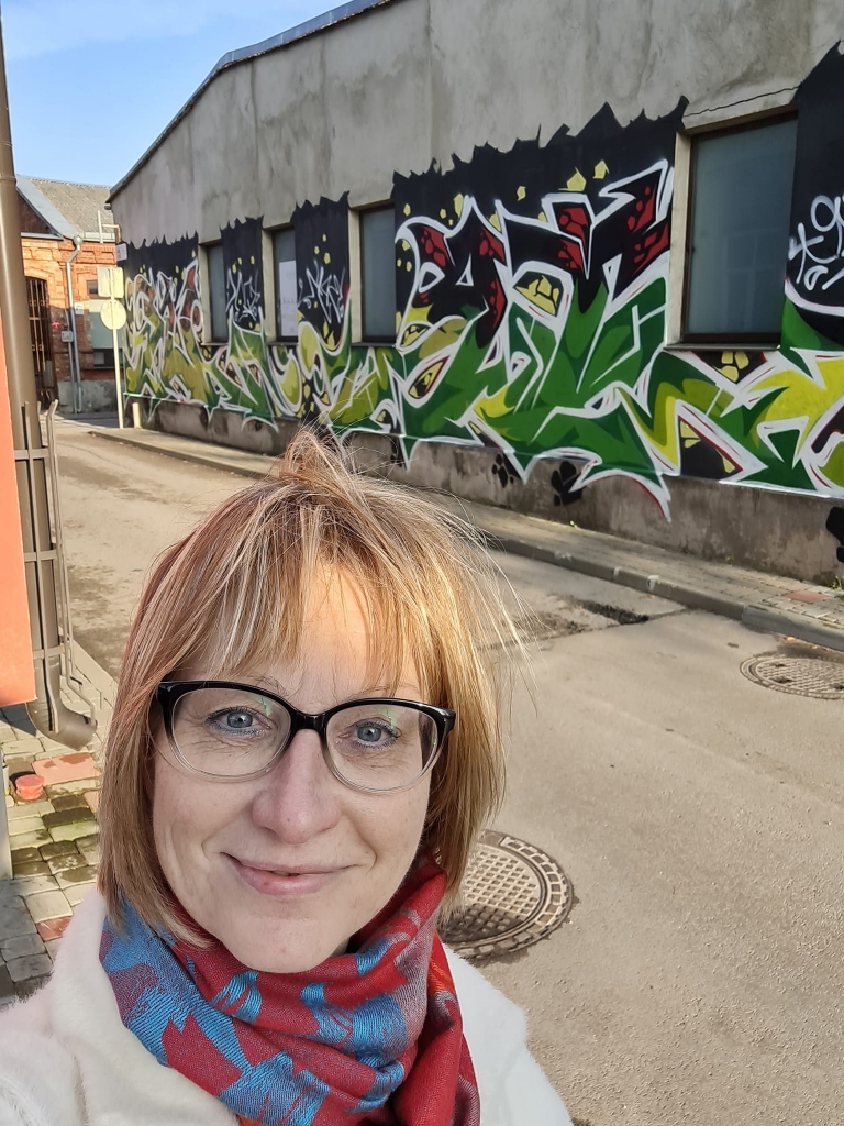 Pilsētas odziņa. Aiz Daigas Dūniņas redzami košie Akmeņu ielas grafiti zīmējumi.
Autors: Daiga Dūniņa