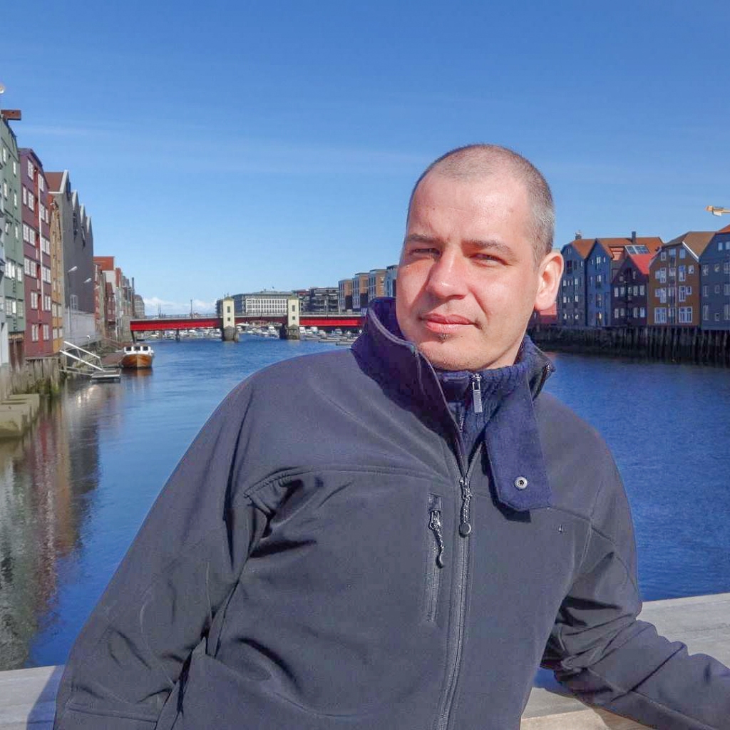 Tilti vēl nav nojaukti. Lai arī atgriezies Latvijā, Zigmāram kontakti Norvēģijā palikuši.
Autors: no personīgā albuma