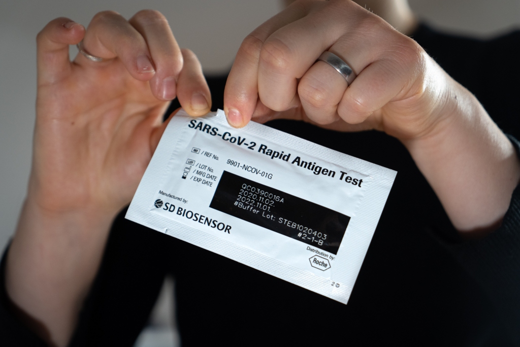 Lai gan valdība devusi zaļo gaismu aptiekām veikt ātros antigēnu testus, par kuriem izsniedz arī sertifikātu, aptiekas nesteidz ieviest šo pakalpojumu, jo tam nepieciešamas papildu telpas un apmācīts personāls.
Autors: no interneta