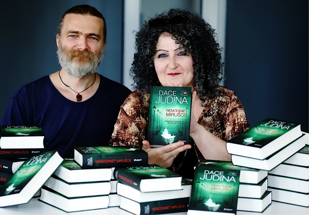 Grāmatas “Nemodiniet mirušos” prezentācijā. Dace Judina kopā ar dzīvesbiedru un kolēģi Arturu Nīmani.
Autors: Karīna Miezāja