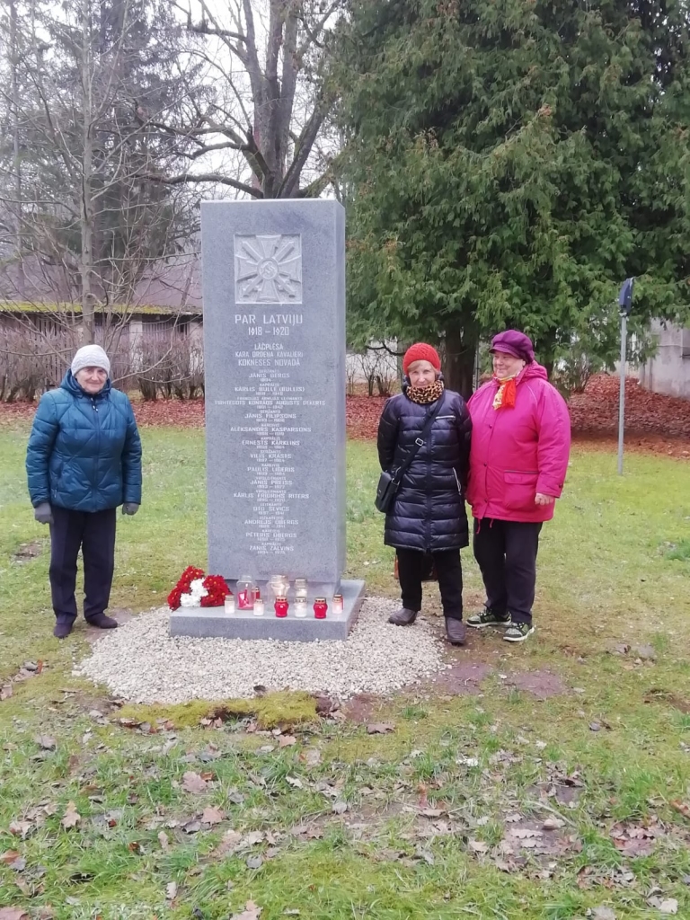 Piemiņas vietĀ. Pie stēlas Lāčplēša Kara ordeņa kavalieriem vakar koknesieši nolika ziedus un iededza svecītes.
Autors: Lonija Broka
