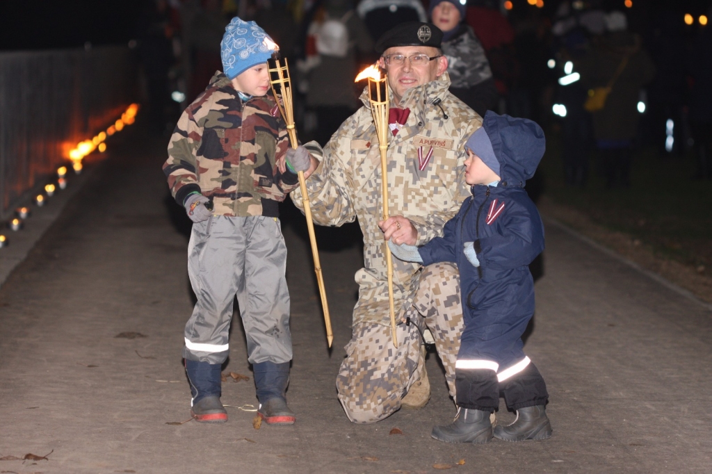 LĀČPLĒŠA DIENĀ Agris Purviņš ar jaunākajiem dēliem.
Autors: no personīgā albuma
