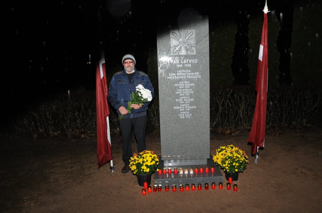 Godinot savu vectēvu Robertu Plēsumu, godasardzē pie stēlas Lāčplēša Kara ordeņa kavalieriem Ērberģē stāvēja arī Zigurds Žagariņš.
Autors: no Žannas Miezītes albuma