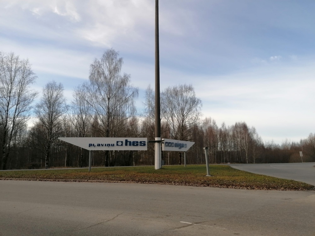 Aizkraukles pilsētai raksturīgā zīme Dārza un Enerģētiķu ielas krustojumā pēc ceļu satiksmes negadījuma vēl nav atjaunota.