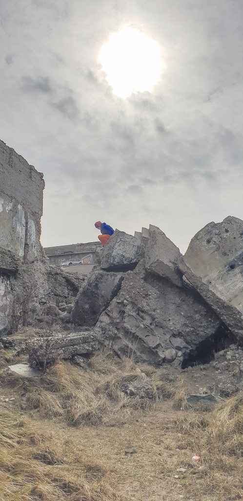 Katrs bērns, kas alkst uzmanības un atbalsta, nav tikai viņa vecāku, bet visas sabiedrības atbildība. Jūtot pieņemšanu un atrodot uzticības personu, viņš var izvairīties nelāgām vietām un kompānijām, kas var novest pie sabojātas dzīves sev un citiem.